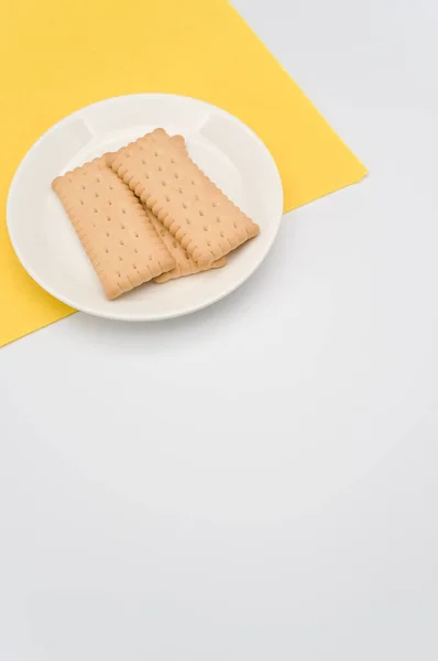 Plaque Blanche Avec Biscuits Sur Fond Blanc Avec Espace Copie — Photo