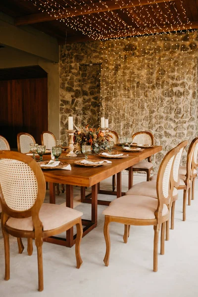 美しく装飾されたエレガントな結婚式のテーブル — ストック写真