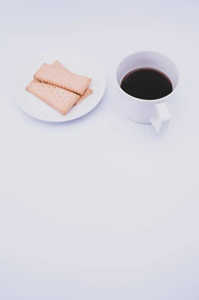 Café Preto Uma Caneca Prato Com Biscoitos Fundo Branco Com — Fotografia de Stock