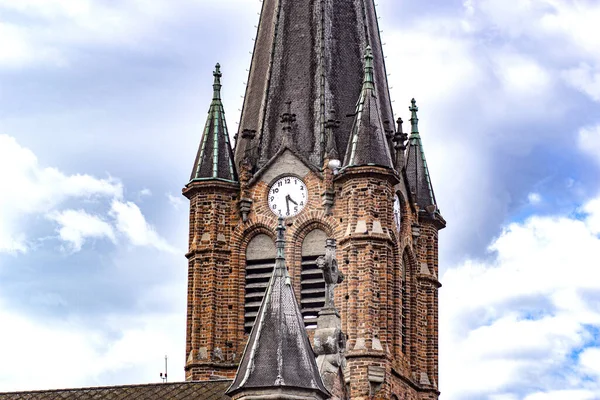 Piękne Ujęcie Historycznej Wieży Zachmurzonym Niebem Tle — Zdjęcie stockowe