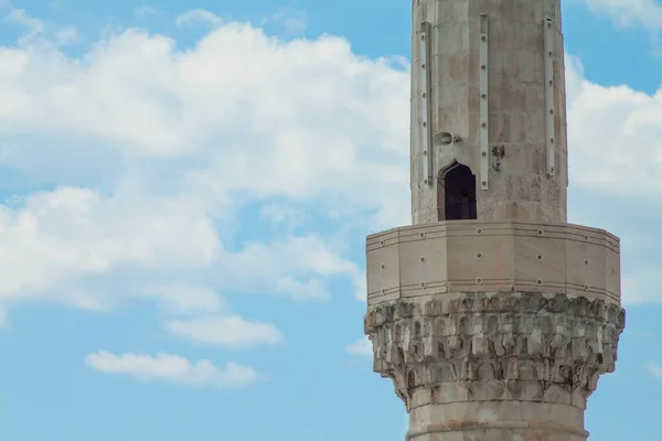 Minareto Una Moschea Uno Sfondo Cielo Nuvoloso — Foto Stock