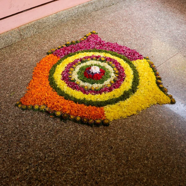 Nahaufnahme Einer Farbenfrohen Garten Fußmatte Auf Einem Braunen Keramikboden — Stockfoto