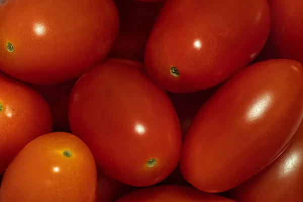 Primer Plano Tomates Rojos Jugosos Uva Con Piel Brillante —  Fotos de Stock