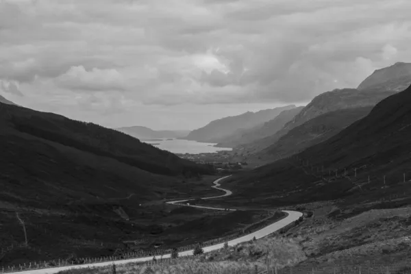 Beau Belvédère Noir Blanc Avec Des Montagnes Une Longue Route — Photo