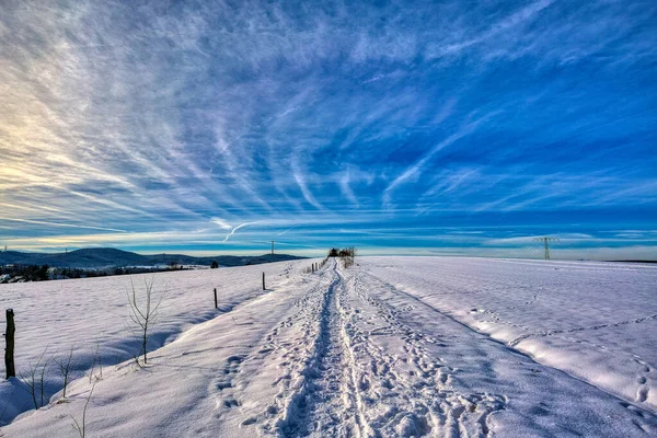 Ein Schneebedecktes Feld Mit Schritten Auf Dem Hintergrund Von Hügeln — Stockfoto