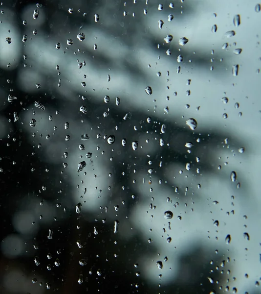 在窗户上贴上雨滴的特写 滴滴冷凝 — 图库照片