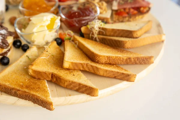 Closeup Shot Tastoasted Slices Bread Wooden Tray Jams Berries — Stock Photo, Image