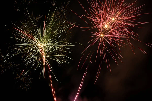 Gyönyörű Tűzijáték Éjszakai Égbolt — Stock Fotó
