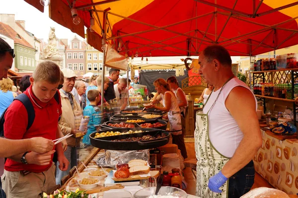 Poznan Poland Aug 2013 Man Selling Food Festival Old City — Stock Photo, Image