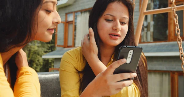 Dos Chicas Jóvenes Pasando Rato Juntas Están Viendo Algo Teléfono —  Fotos de Stock