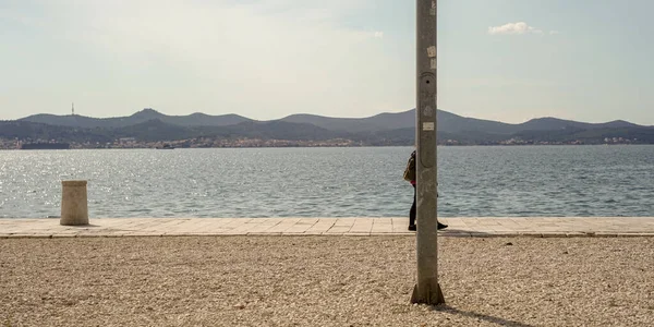 Manlig Turist Går Bakom Stolpen Stranden Zadar Kroatien — Stockfoto