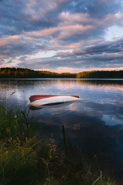 Vertical Shot Old Weathered Boat Lake Beautiful Colorful Sunset Sky — Stock Photo, Image