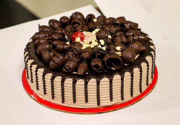 Een Close Shot Van Een Vanille Roomcake Bedekt Met Chocolade — Stockfoto