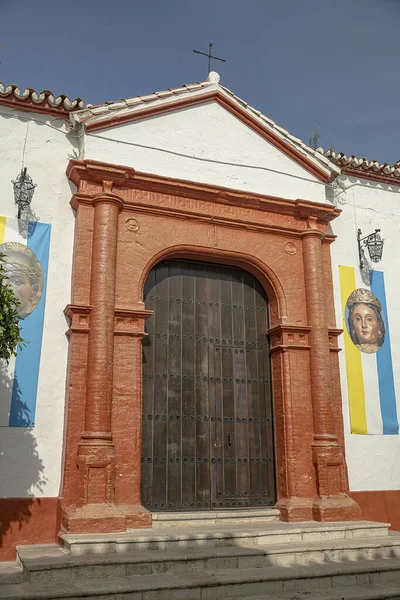 Primer Plano Puerta Una Iglesia Con Dos Banderas Sosteniendo Pared — Foto de Stock