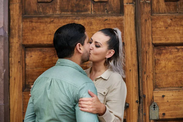 Νεαρό Ζευγάρι Λατίνων Ερωτευμένων Που Φιλιούνται Μεταξύ Και Ετών — Φωτογραφία Αρχείου