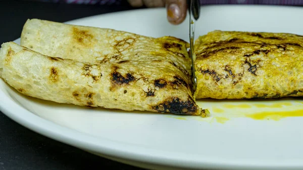 Close Cortar Dosa Vegetariana Uma Placa Branca Com Uma Faca — Fotografia de Stock