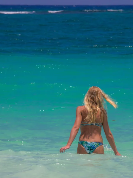 Blondynka Falującym Morzu Kolorowym Stroju Kąpielowym — Zdjęcie stockowe