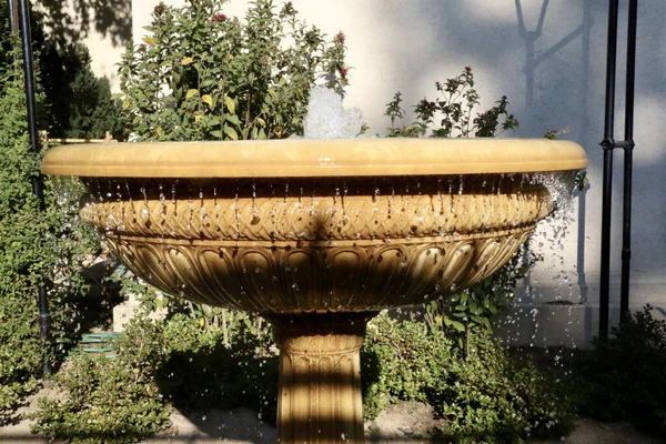 Una Bella Fontana Modellata Con Acqua Che Scorre Nel Giardino — Foto Stock