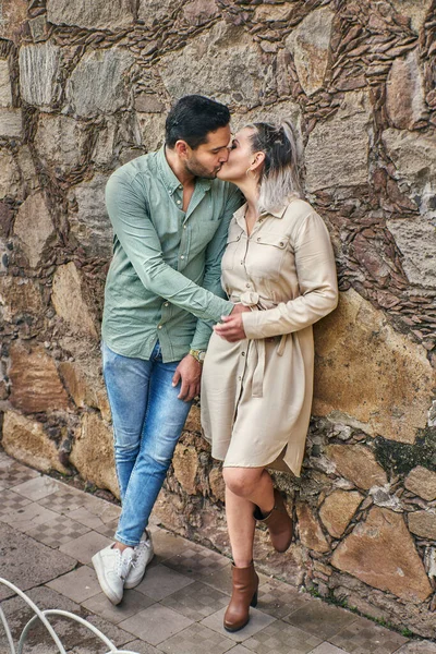 Joven Pareja Latina Masculina Femenina Enamorada Dándose Beso Entre Años — Foto de Stock