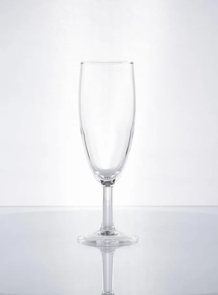 Formet Glas Bæger Til Champagne Hvid Baggrund - Stock-foto