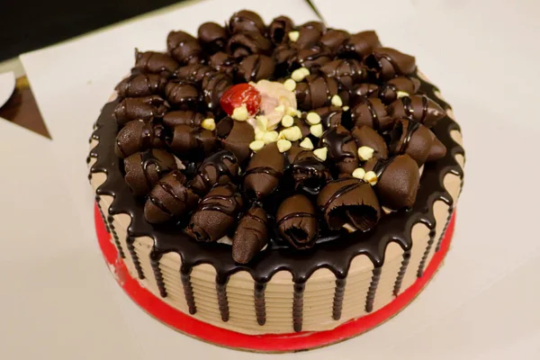 Een Close Shot Van Een Vanille Cake Bedekt Met Chocolade — Stockfoto