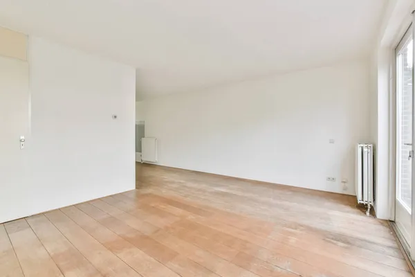 木製の床と美しい改装された空の白い部屋のインテリア — ストック写真