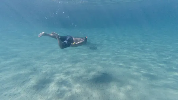 Ένας Άνδρας Κάνει Snorkelling Κρατώντας Μια Κάμερα Στο Αιγαίο Ελλάδα — Φωτογραφία Αρχείου