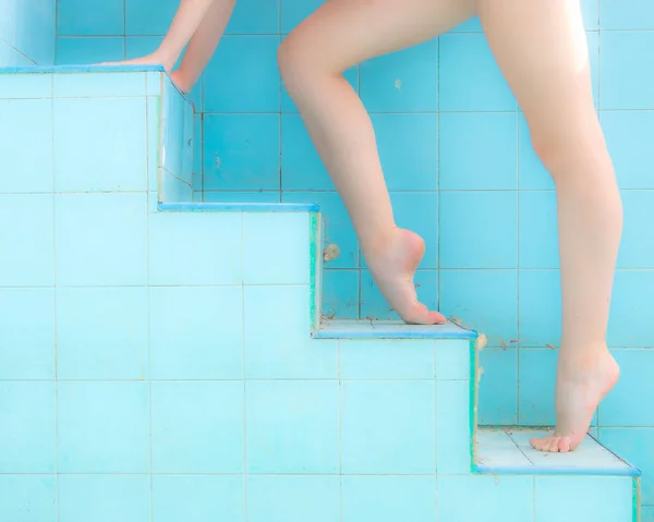 Pernas Mulher Uma Posição Ponta Dedo Bailarina Ascendendo Passos Piscina — Fotografia de Stock