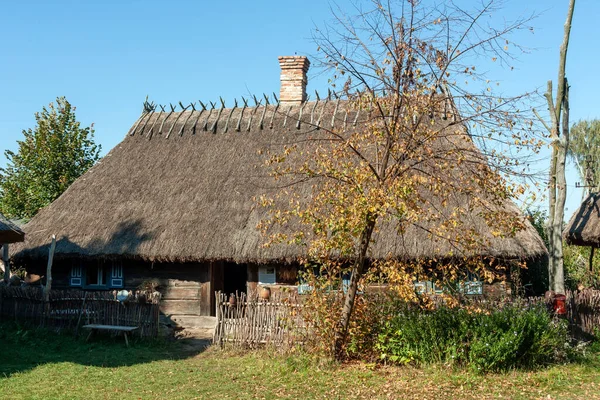 Kuligow Polen 2021 Reetgedecktes Holzhaus Einem Freilichtmuseum Herbst — Stockfoto