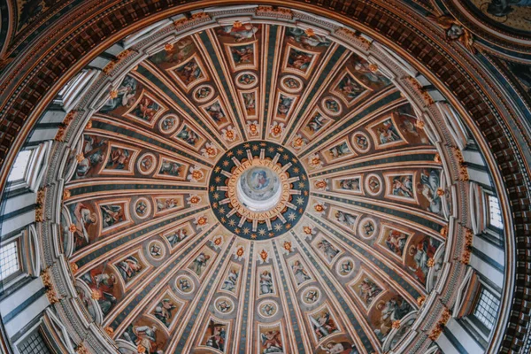 Alacsony Szögű Felvétel Szent Péter Tér Mennyezetének Belsejéről Rómában Olaszországban — Stock Fotó