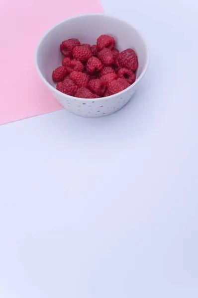 Γλυκά Νόστιμα Σμέουρα Ένα Μπολ Πολύχρωμο Φόντο Και Αντίγραφο Χώρο — Φωτογραφία Αρχείου