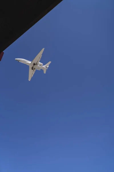 Tiro Vertical Avião Voando Céu Azul Claro — Fotografia de Stock