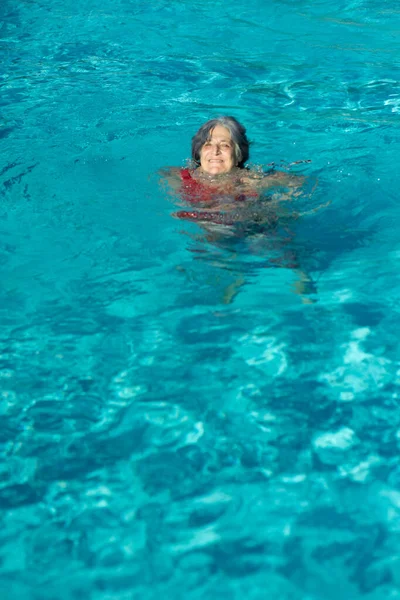 Pionowe Ujęcie Starszej Kobiety Pływającej Basenie — Zdjęcie stockowe