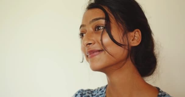 Jeune Femme Indienne Sur Fond Blanc — Video