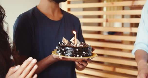 Group Friends Celebrating Birthday Chocolate Cake Home — Vídeo de stock