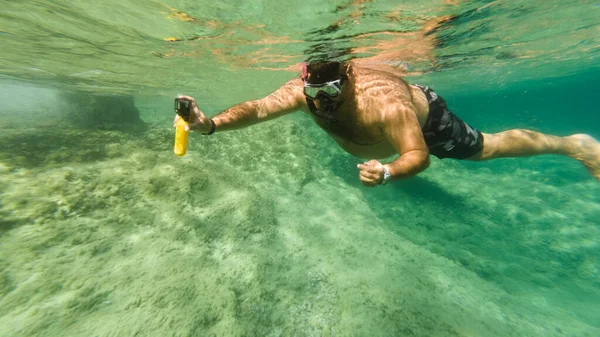 2021年9月2日 一名男子举着相机在爱琴海潜水 — 图库照片
