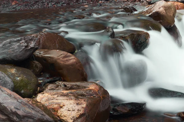 Malý Vodopád Tekoucí Přes Skály — Stock fotografie