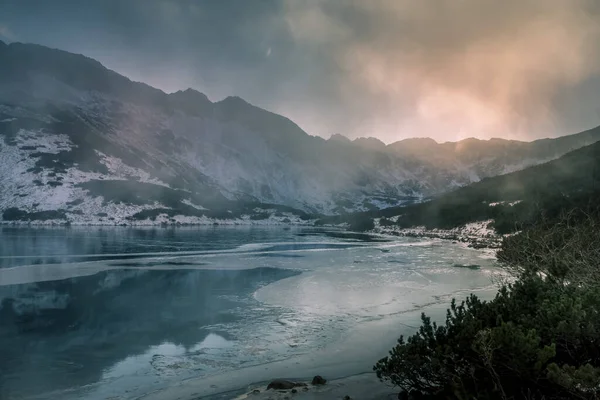 位于波兰塔特拉山的五大湖谷 Dolina Pieciu Stawow 冬季美景 — 图库照片
