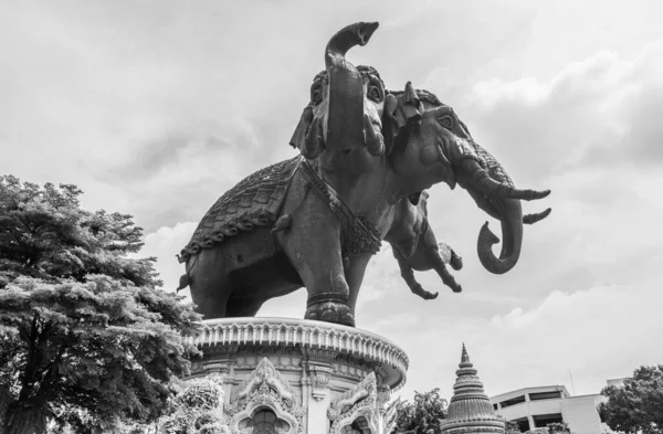 3頭の象 またはバンコクのエラワン博物館と呼ばれる東南アジア — ストック写真