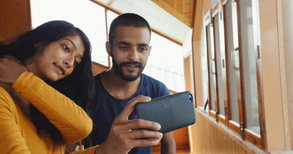 Ein Inder Und Ein Mädchen Machen Zusammen Ein Selfie — Stockfoto