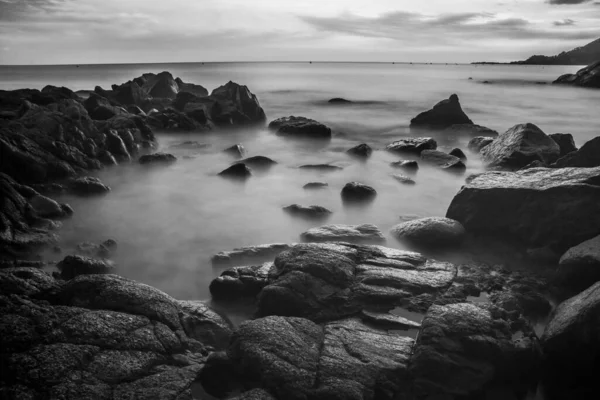 Серый Кадр Камней Воде Берегу — стоковое фото