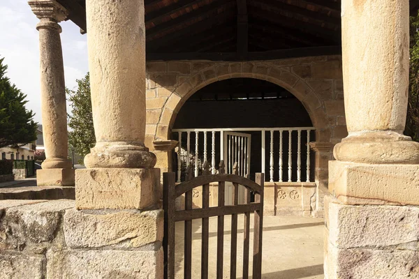 Ancien Bâtiment Avec Des Colonnes Une Porte Métallique — Photo