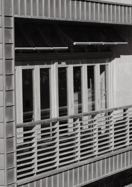 Een Grijswaarden Van Een Modern Gebouw Balkon — Stockfoto