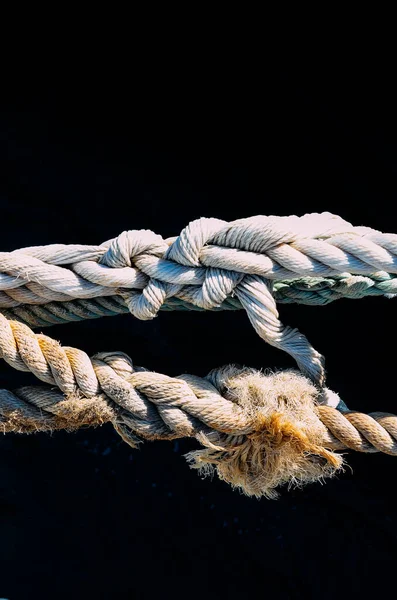 Primer Plano Vertical Cuerdas Blancas Marrones Sobre Fondo Negro — Foto de Stock