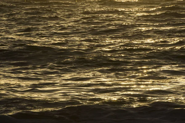 Ein Schuss Wellen Meer Unter Dem Licht Des Sonnenuntergangs — Stockfoto