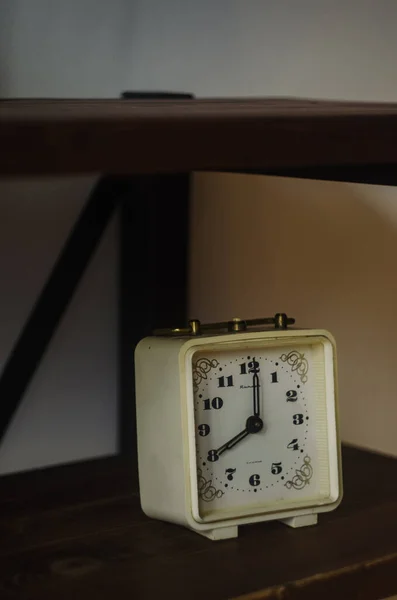 Close Relógio Clássico Velho Uma Madeira — Fotografia de Stock