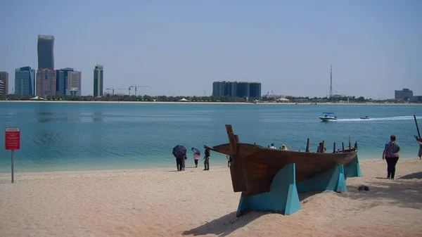 Abu Dhabi United Arab Emirates Липня 2019 Традиційний Човен Задньому — стокове фото