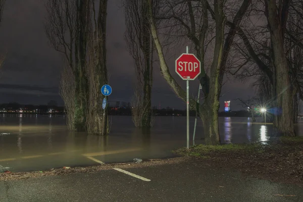 Ren Nehri Kıyılarından Taşarken Nehir Kenarındaki Yollar Yollar Altında Kalıyor — Stok fotoğraf