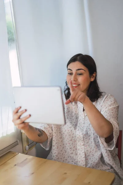 Una Foto Vertical Una Joven Española Usando Una Tableta Interior — Foto de Stock