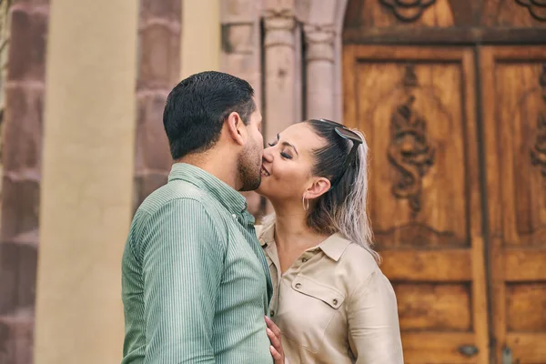 Jong Latin Man Vrouw Koppel Liefde Zoenen Tussen Jaar Oud — Stockfoto